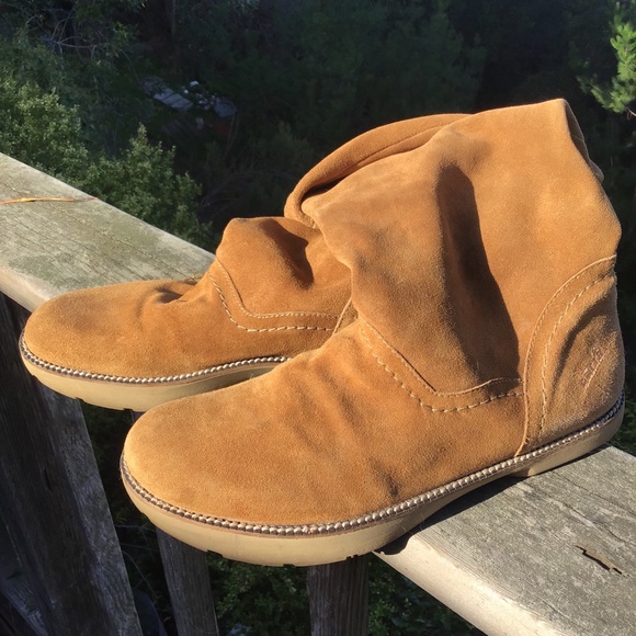 NWOT Earth boots